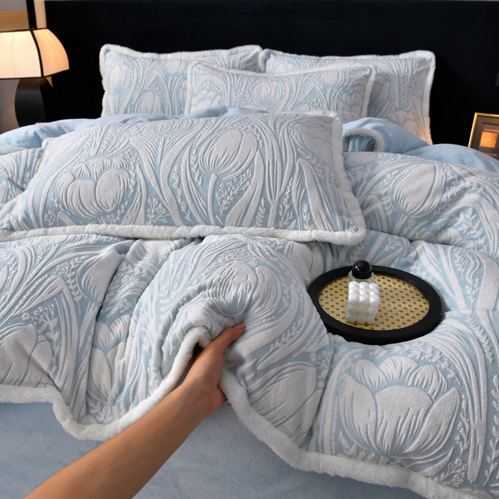 91家纺网 家纺一手货源 找家纺 （总）斯尔顿 2025新款高克重标准8.5斤雕花牛奶绒四件套兔毛绒包边法莱绒珊瑚绒