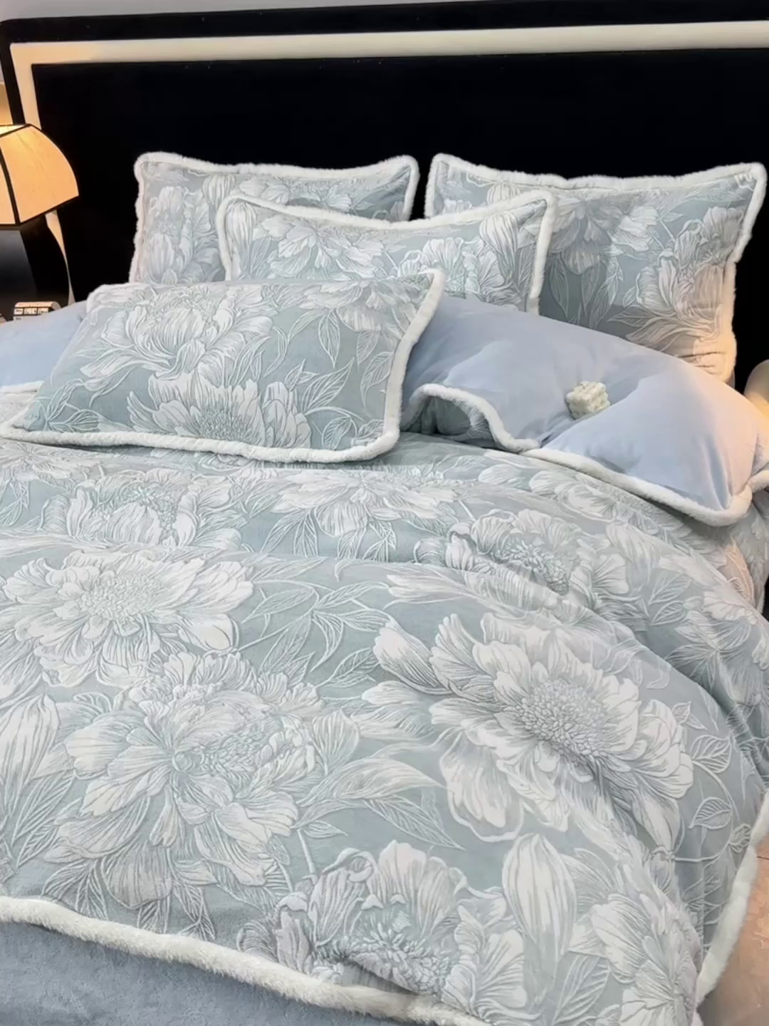 91家纺网 家纺一手货源 找家纺 （总）斯尔顿 2025新款高克重标准8.5斤雕花牛奶绒四件套兔毛绒包边法莱绒珊瑚绒