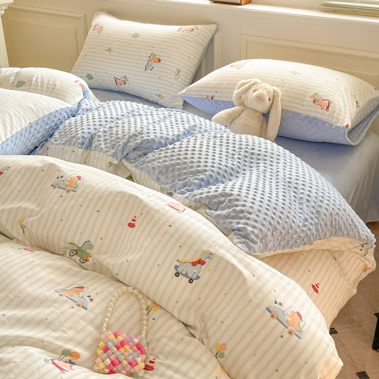 91家纺网 家纺一手货源 找家纺 麦伦家居 2025秋冬新品多功能床品全棉+豆豆绒四件套卡通小清新系列 迪迪龙