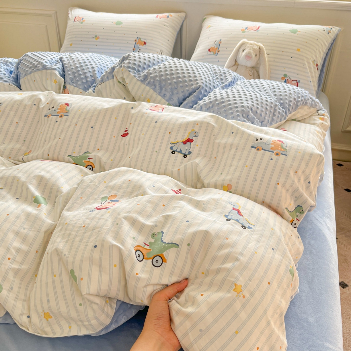 91家纺网 家纺一手货源 找家纺 麦伦家居 2025秋冬新品多功能床品全棉+豆豆绒四件套卡通小清新系列 迪迪龙