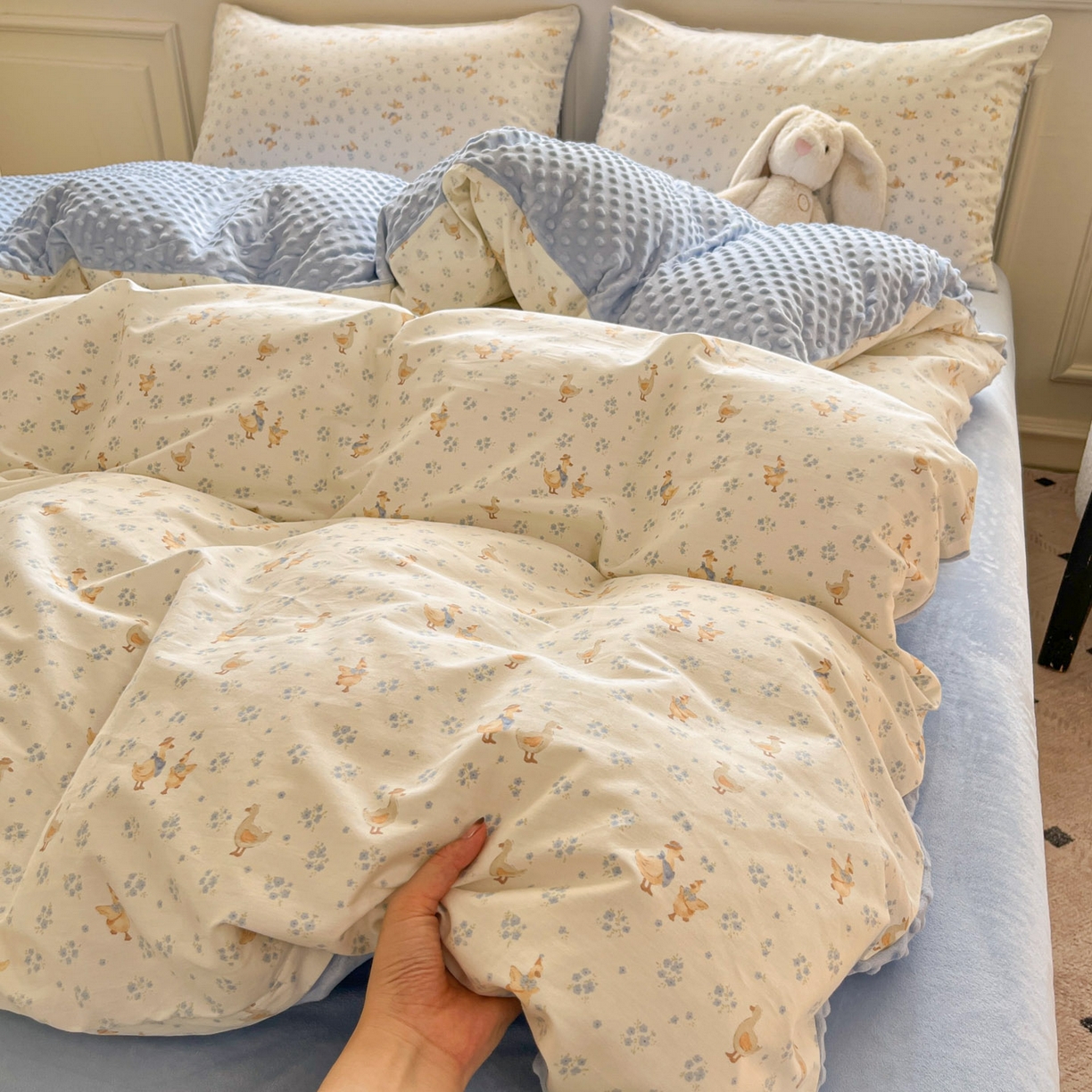 91家纺网 家纺一手货源 找家纺 麦伦家居 2025秋冬新品多功能床品全棉+豆豆绒四件套卡通小清新系列 好友鸭