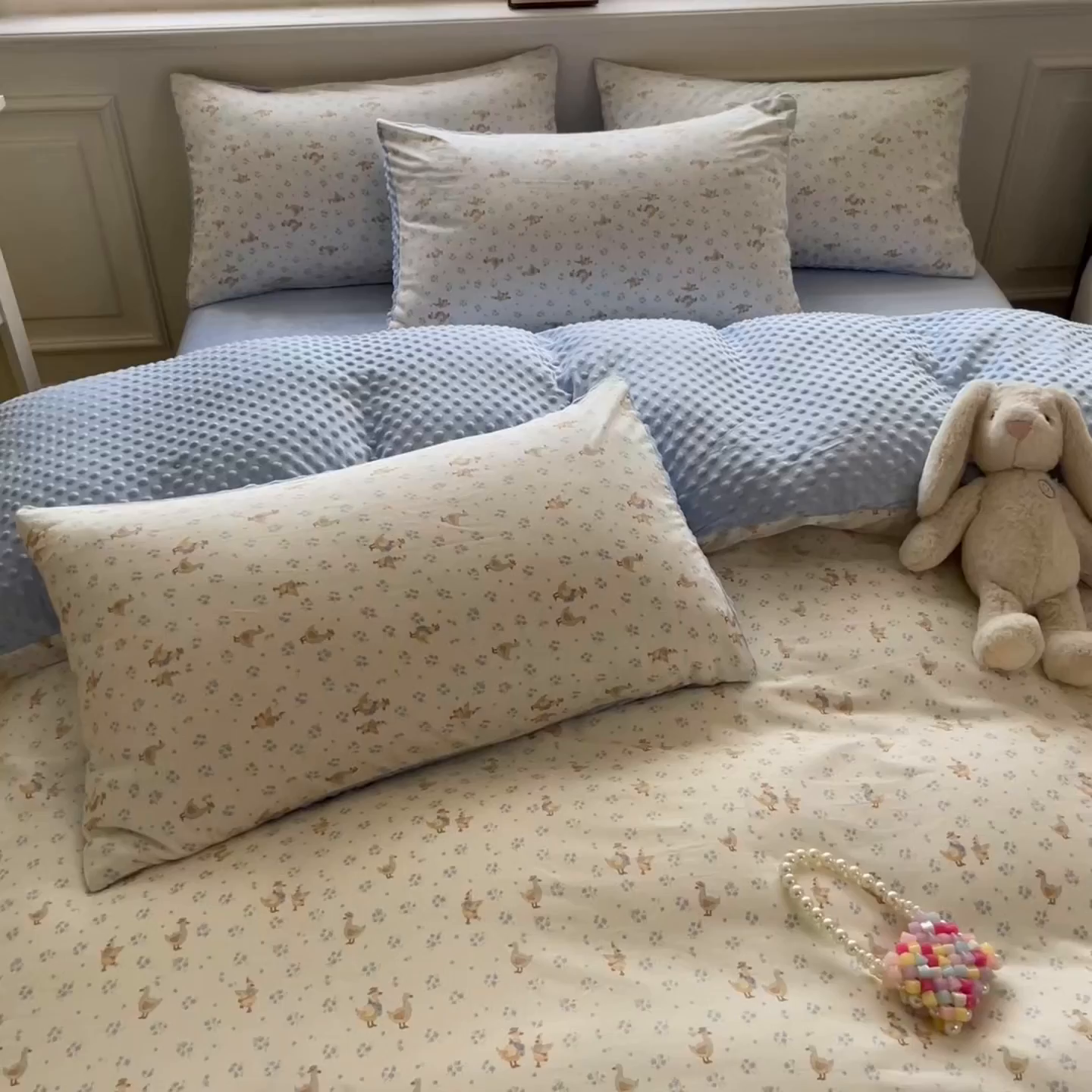 91家纺网 家纺一手货源 找家纺 麦伦家居 2025秋冬新品多功能床品全棉+豆豆绒四件套卡通小清新系列 好友鸭