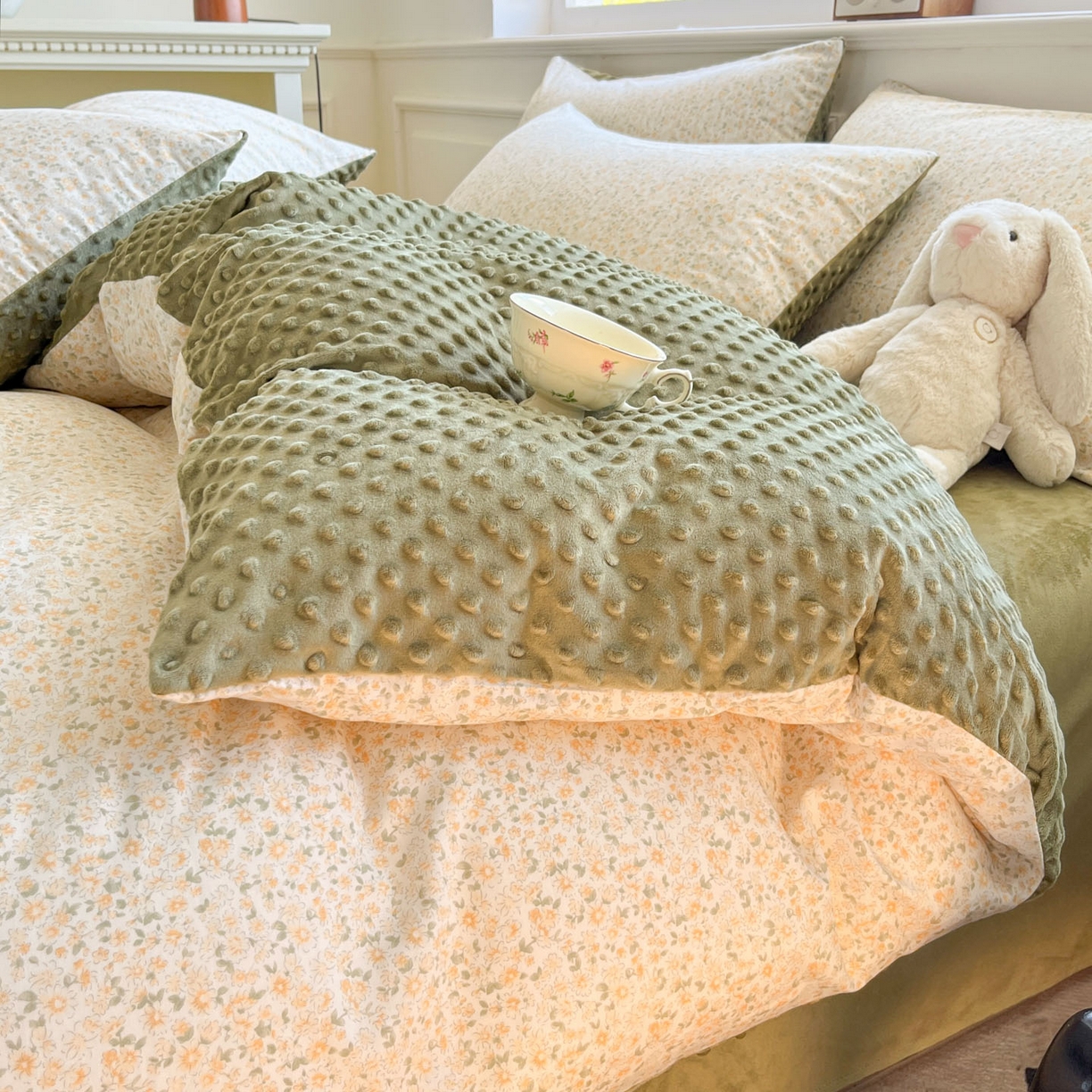 91家纺网 家纺一手货源 找家纺 麦伦家居 2025秋冬新品多功能床品全棉+豆豆绒四件套卡通小清新系列 花韵抹茶