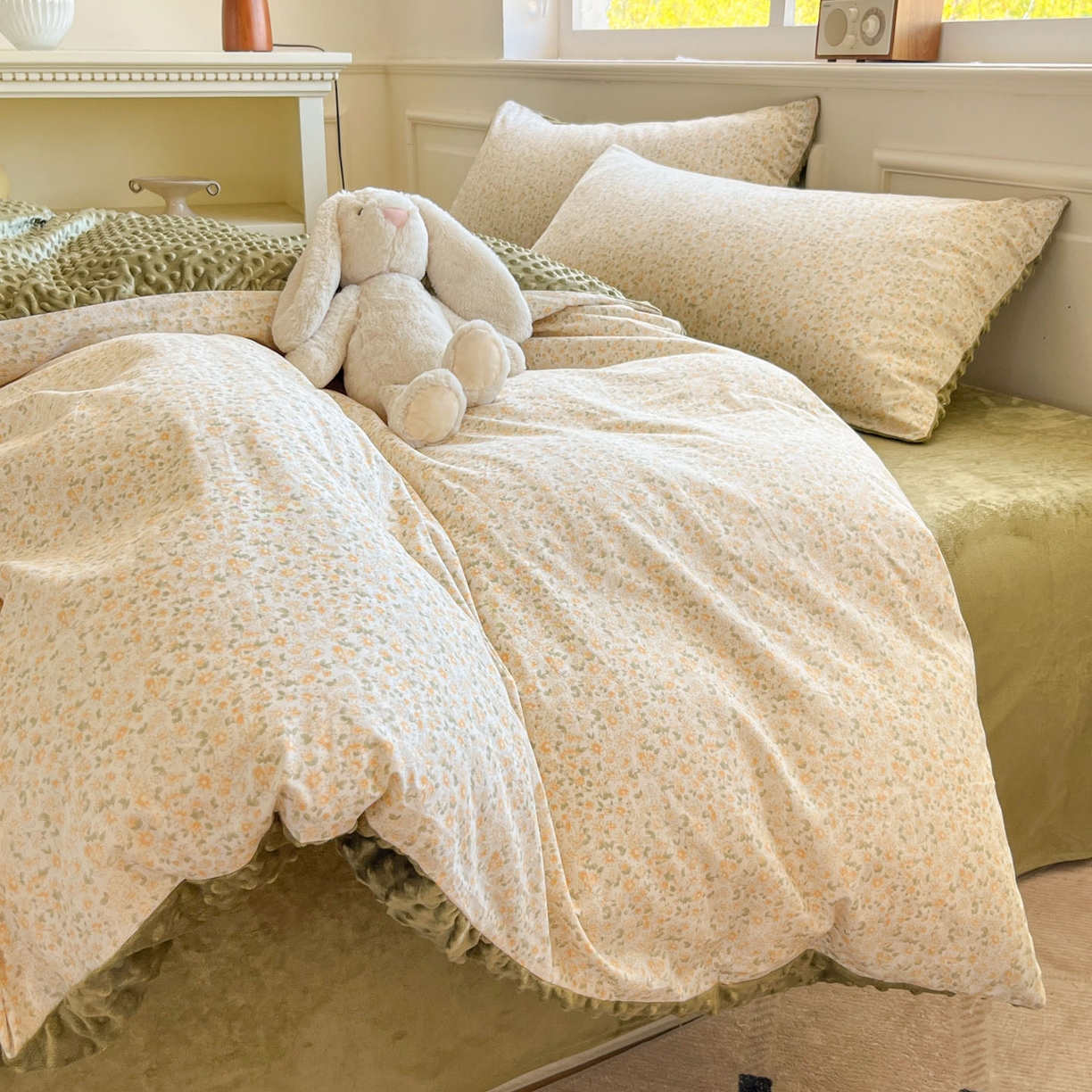 91家纺网 家纺一手货源 找家纺 麦伦家居 2025秋冬新品多功能床品全棉+豆豆绒四件套卡通小清新系列 花韵抹茶