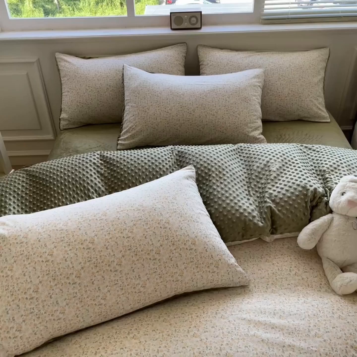 91家纺网 家纺一手货源 找家纺 麦伦家居 2025秋冬新品多功能床品全棉+豆豆绒四件套卡通小清新系列 花韵抹茶