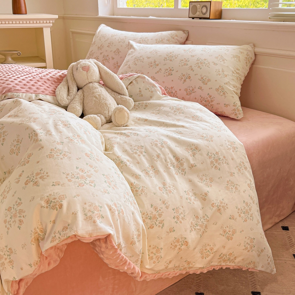 91家纺网 家纺一手货源 找家纺 麦伦家居 2025秋冬新品多功能床品全棉+豆豆绒四件套卡通小清新系列 浣花