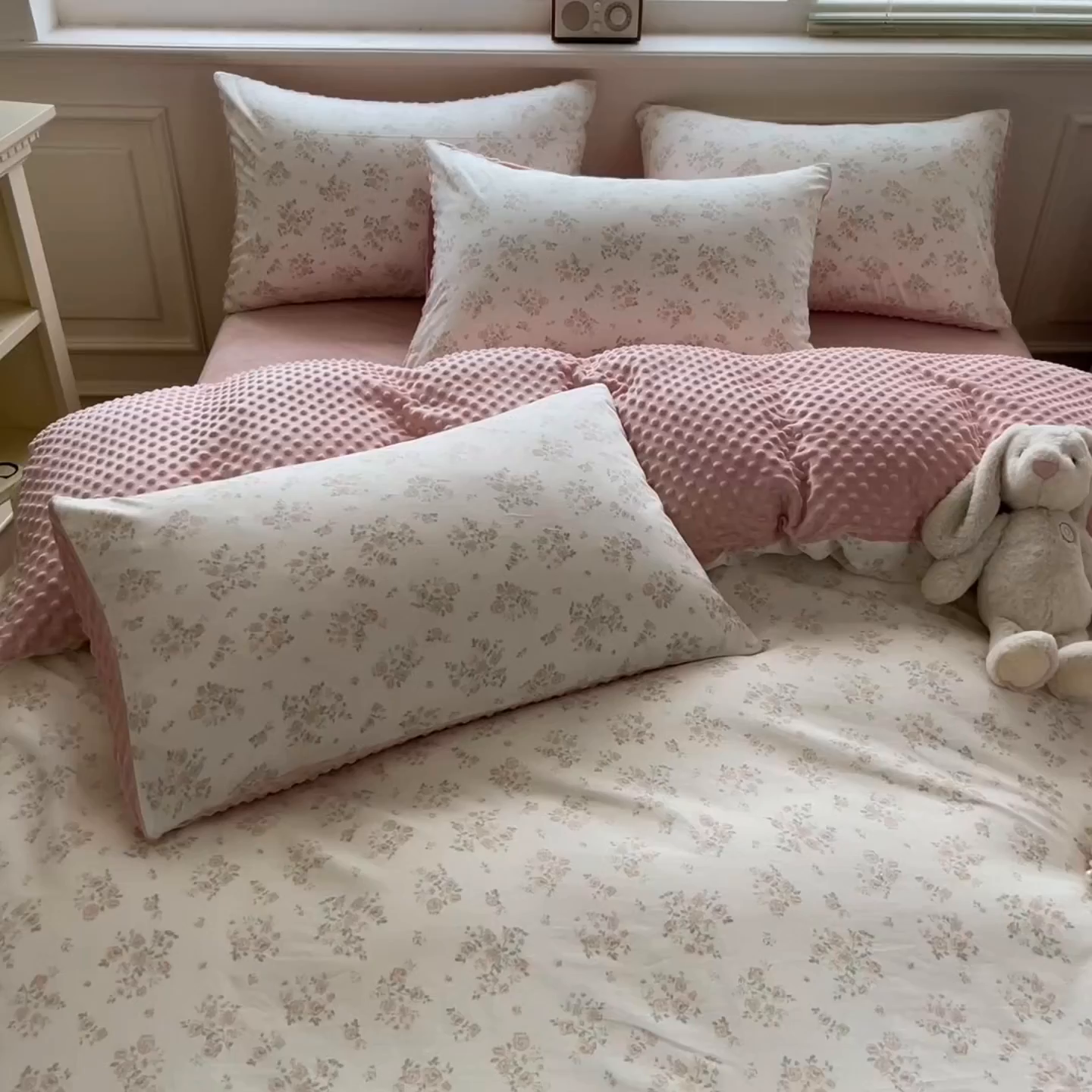 91家纺网 家纺一手货源 找家纺 麦伦家居 2025秋冬新品多功能床品全棉+豆豆绒四件套卡通小清新系列 浣花