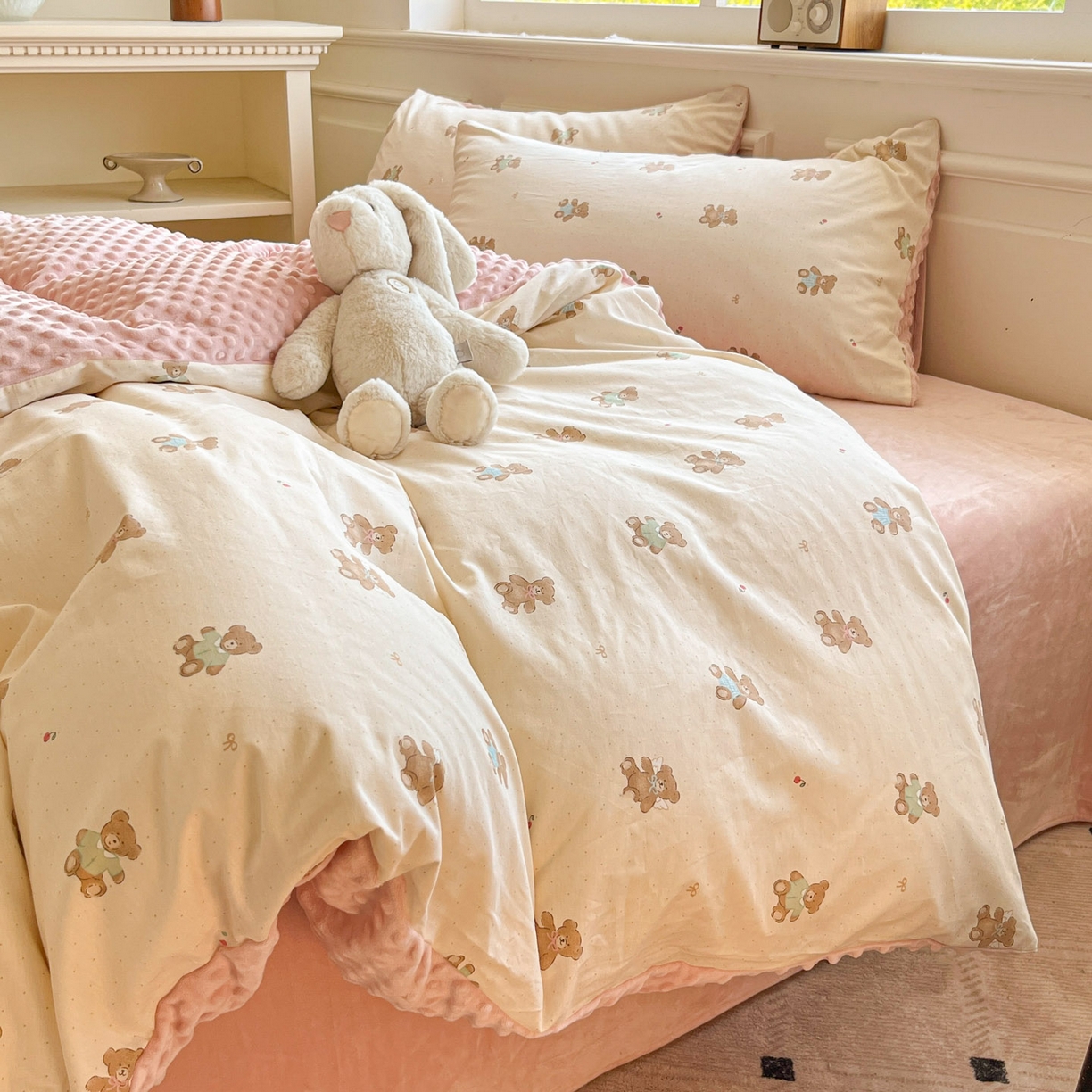 91家纺网 家纺一手货源 找家纺 麦伦家居 2025秋冬新品多功能床品全棉+豆豆绒四件套卡通小清新系列 杰克熊