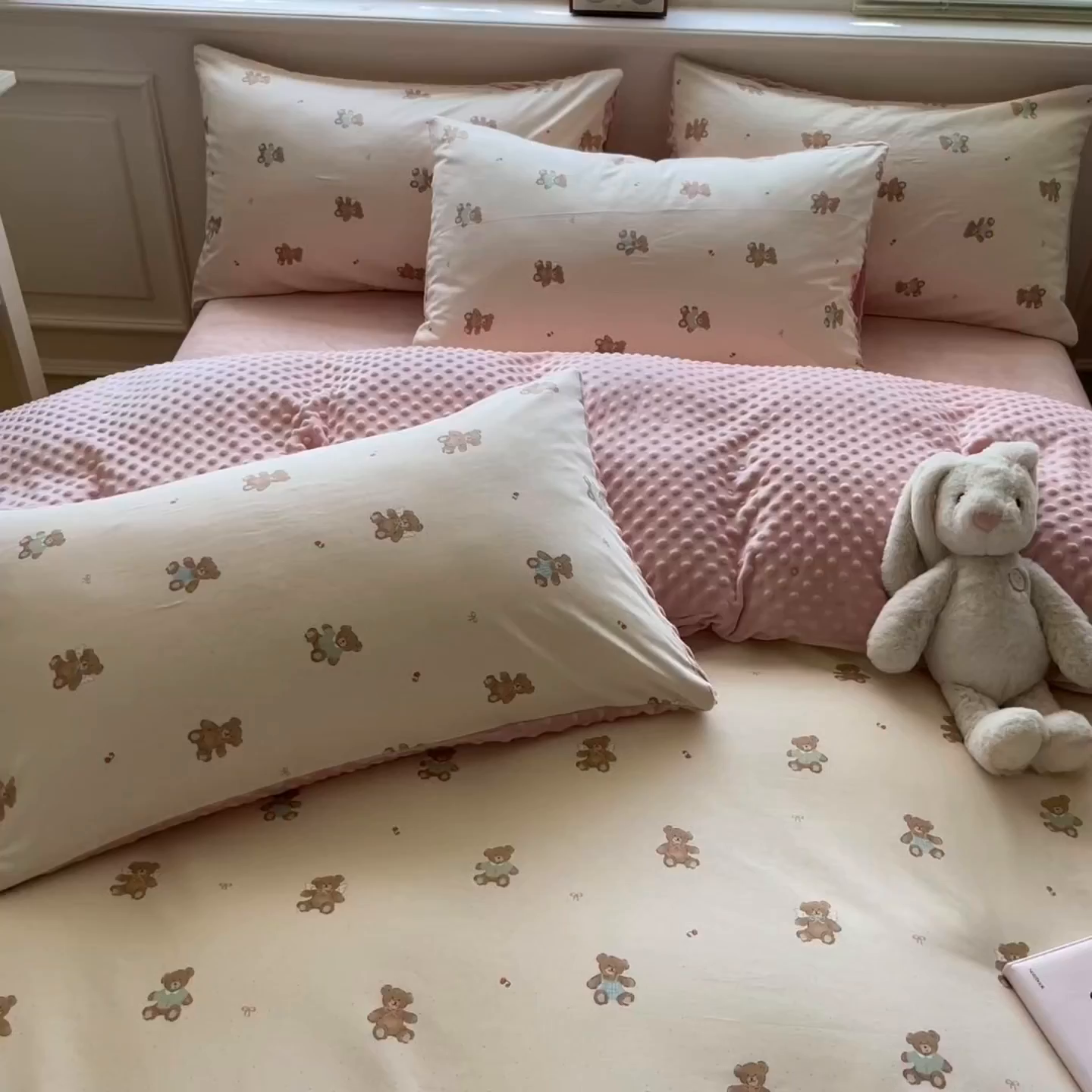91家纺网 家纺一手货源 找家纺 麦伦家居 2025秋冬新品多功能床品全棉+豆豆绒四件套卡通小清新系列 杰克熊