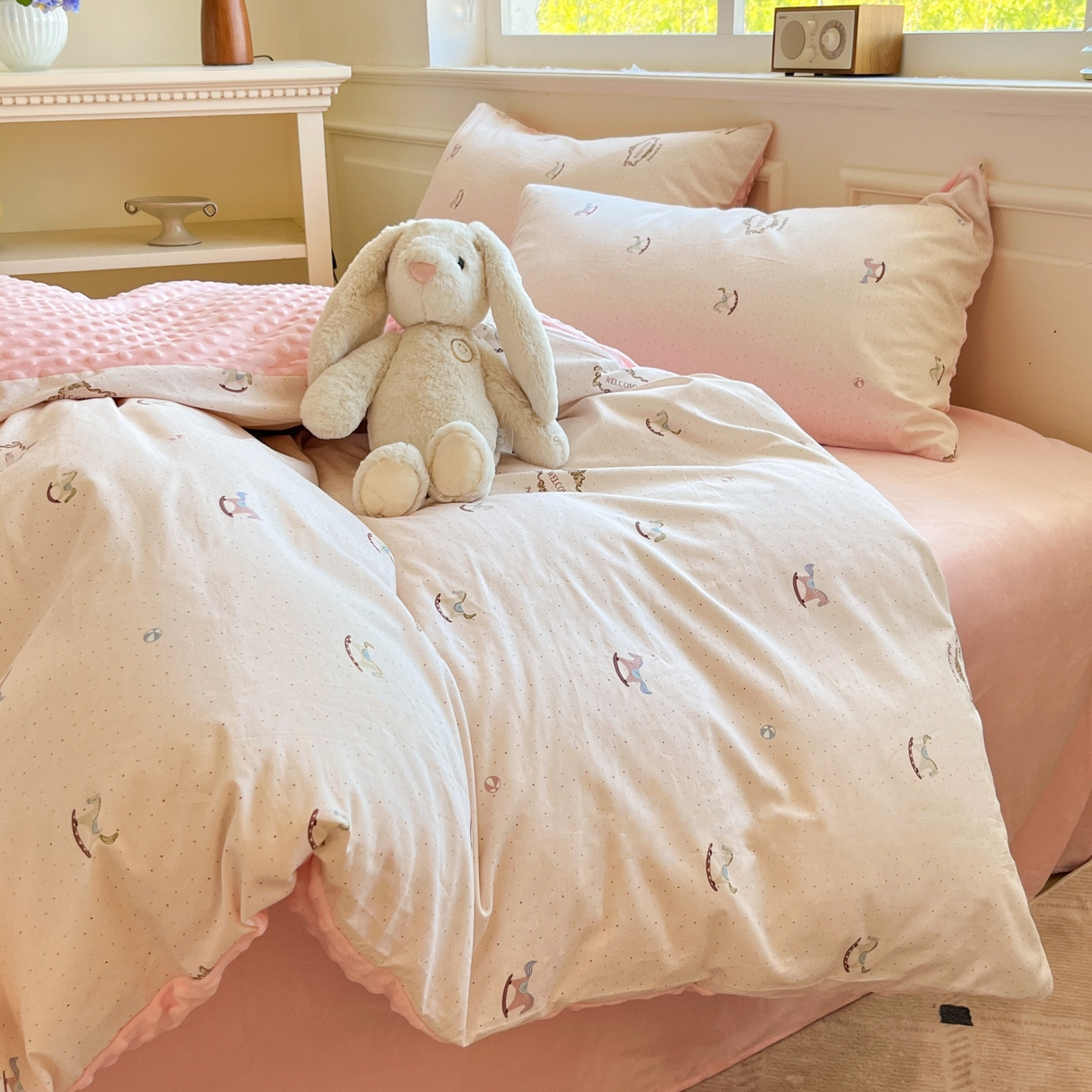 91家纺网 家纺一手货源 找家纺 麦伦家居 2025秋冬新品多功能床品全棉+豆豆绒四件套卡通小清新系列 乐园小马