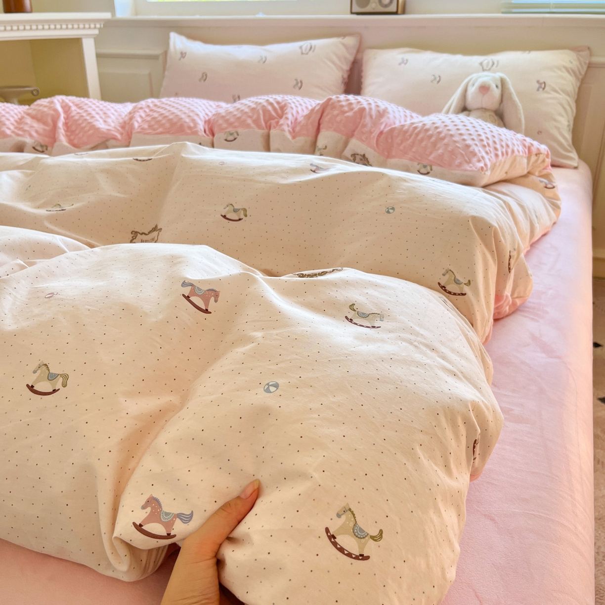 91家纺网 家纺一手货源 找家纺 麦伦家居 2025秋冬新品多功能床品全棉+豆豆绒四件套卡通小清新系列 乐园小马