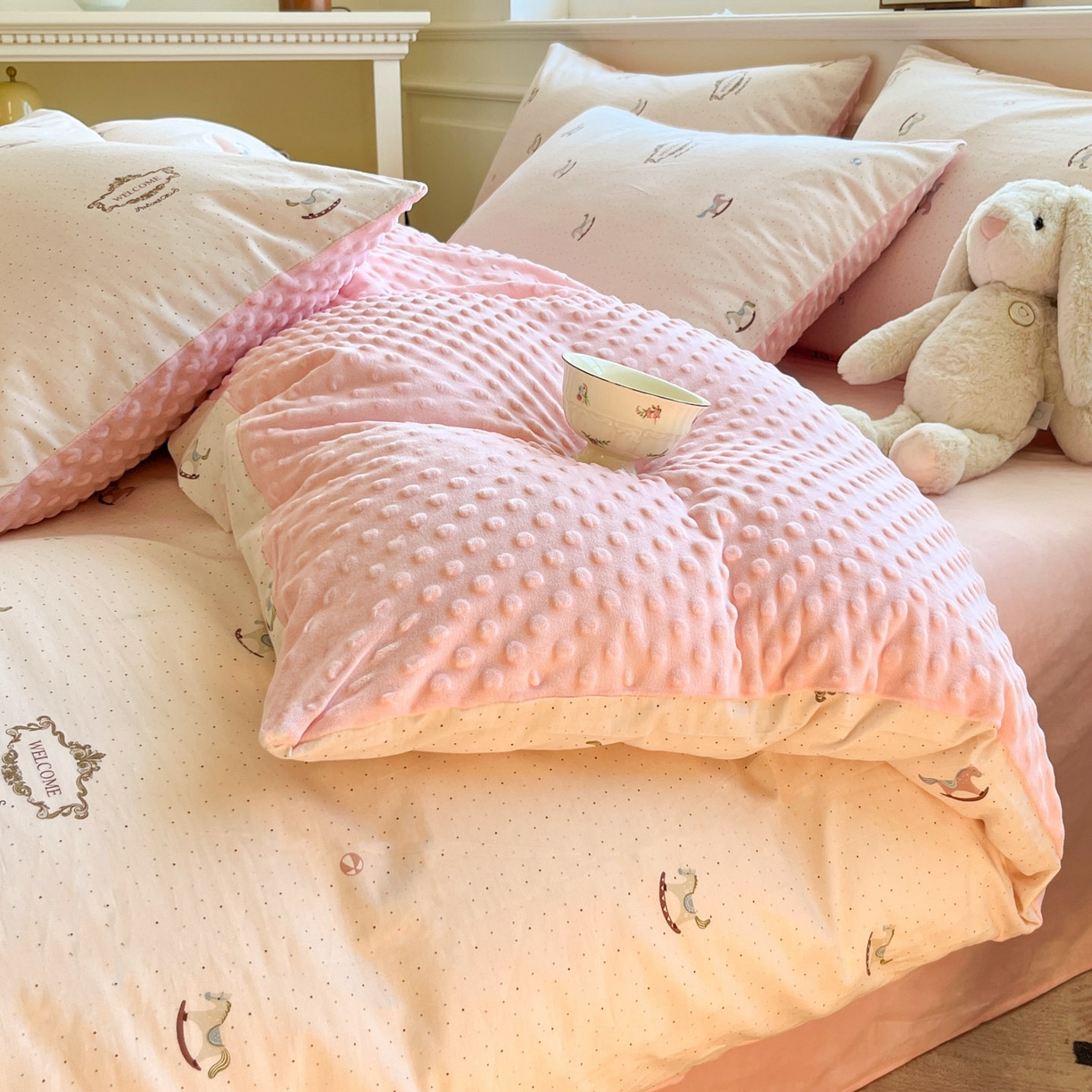 91家纺网 家纺一手货源 找家纺 麦伦家居 2025秋冬新品多功能床品全棉+豆豆绒四件套卡通小清新系列 乐园小马