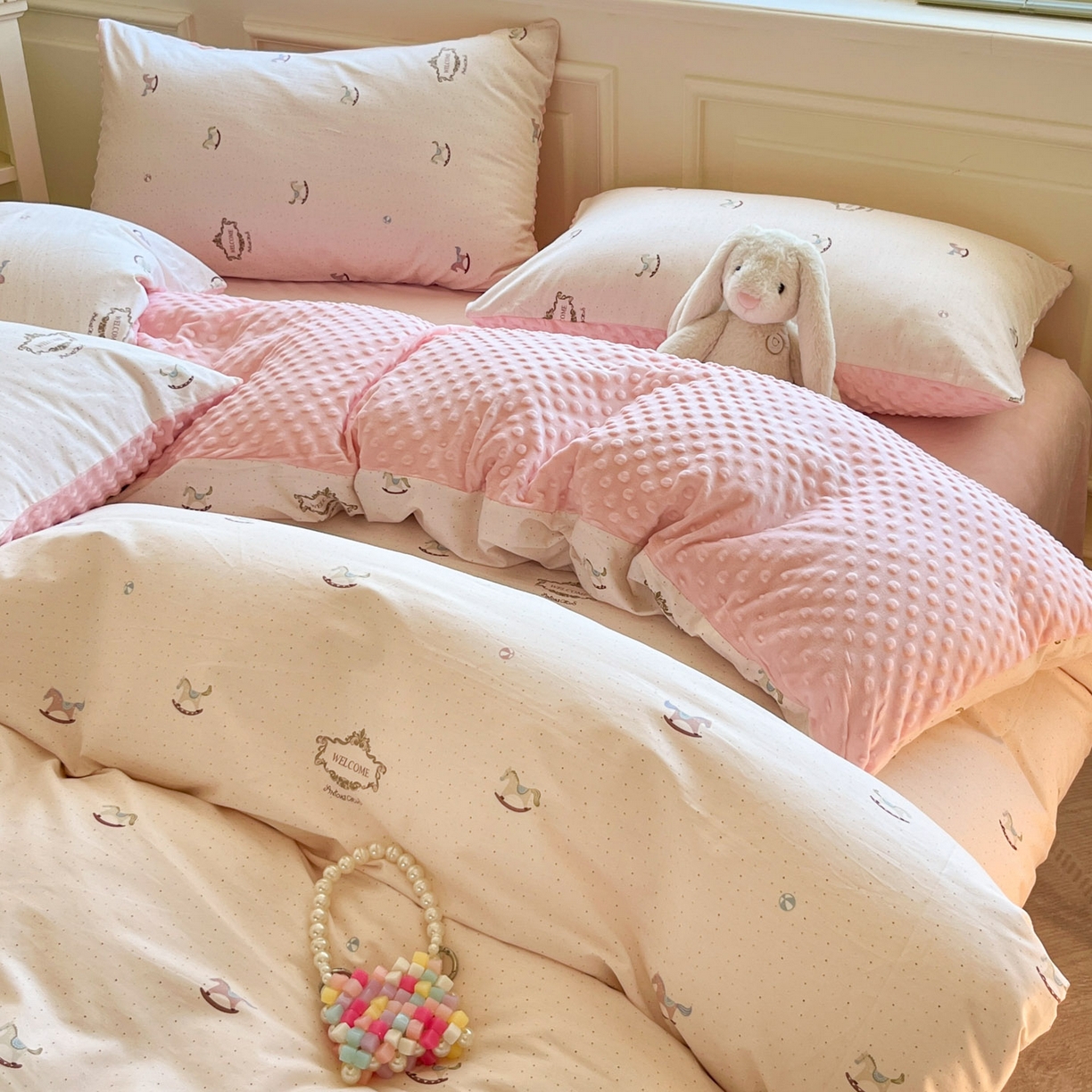 91家纺网 家纺一手货源 找家纺 麦伦家居 2025秋冬新品多功能床品全棉+豆豆绒四件套卡通小清新系列 乐园小马