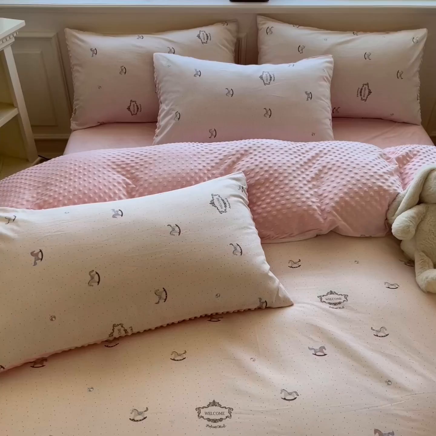 91家纺网 家纺一手货源 找家纺 麦伦家居 2025秋冬新品多功能床品全棉+豆豆绒四件套卡通小清新系列 乐园小马