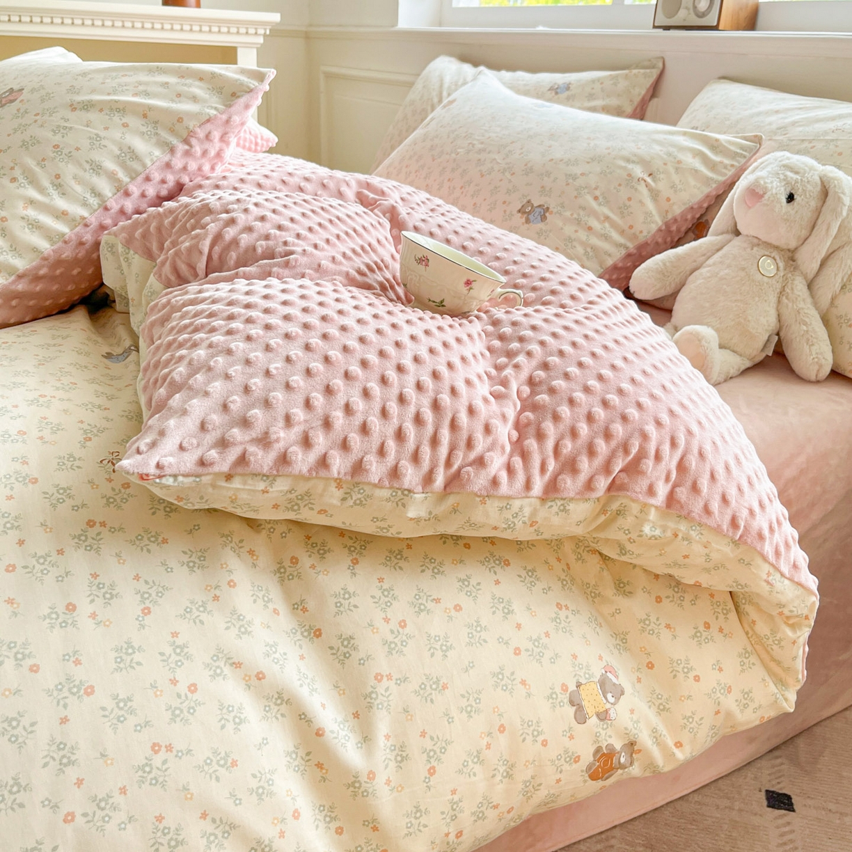 91家纺网 家纺一手货源 找家纺 麦伦家居 2025秋冬新品多功能床品全棉+豆豆绒四件套卡通小清新系列 清茶小熊