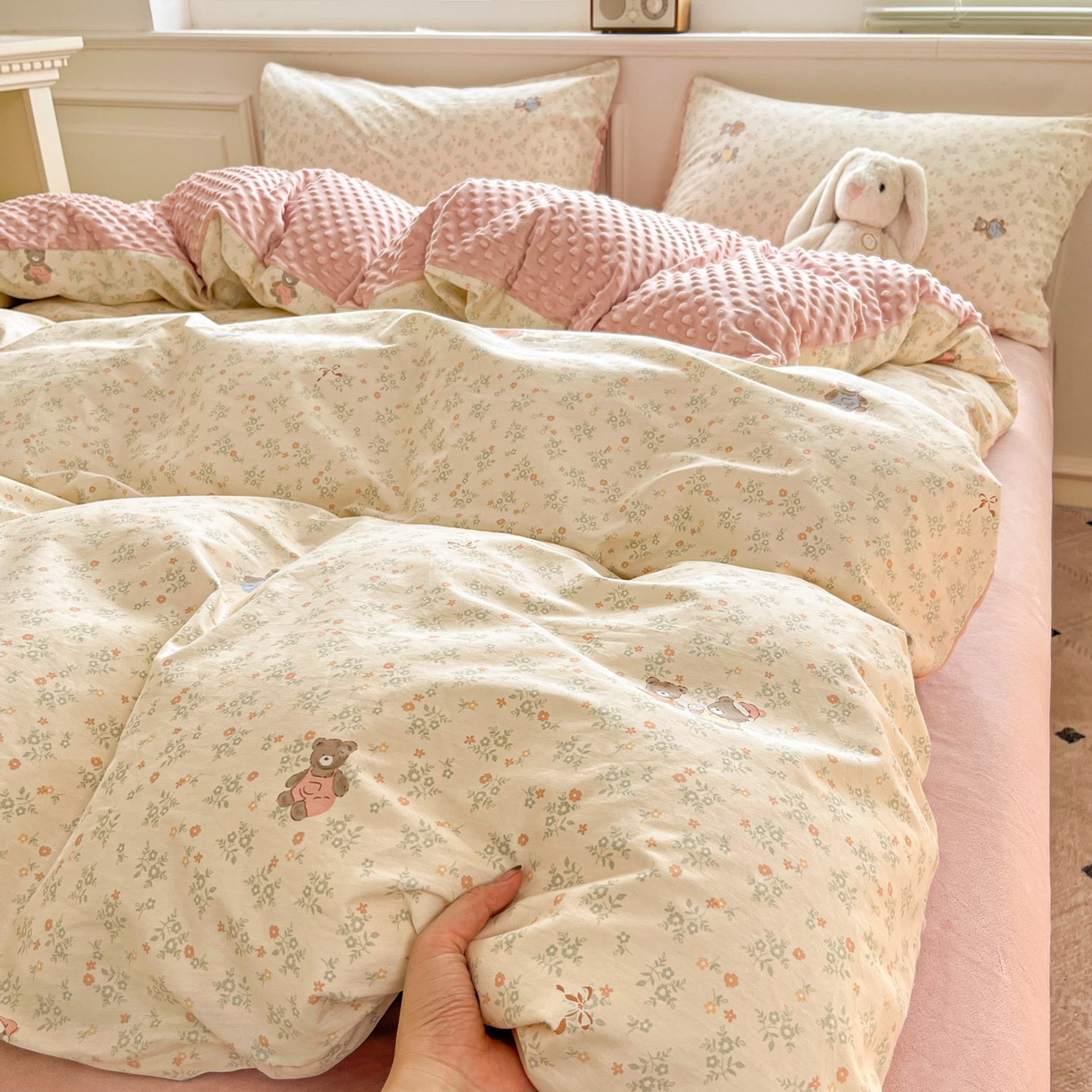 91家纺网 家纺一手货源 找家纺 麦伦家居 2025秋冬新品多功能床品全棉+豆豆绒四件套卡通小清新系列 清茶小熊