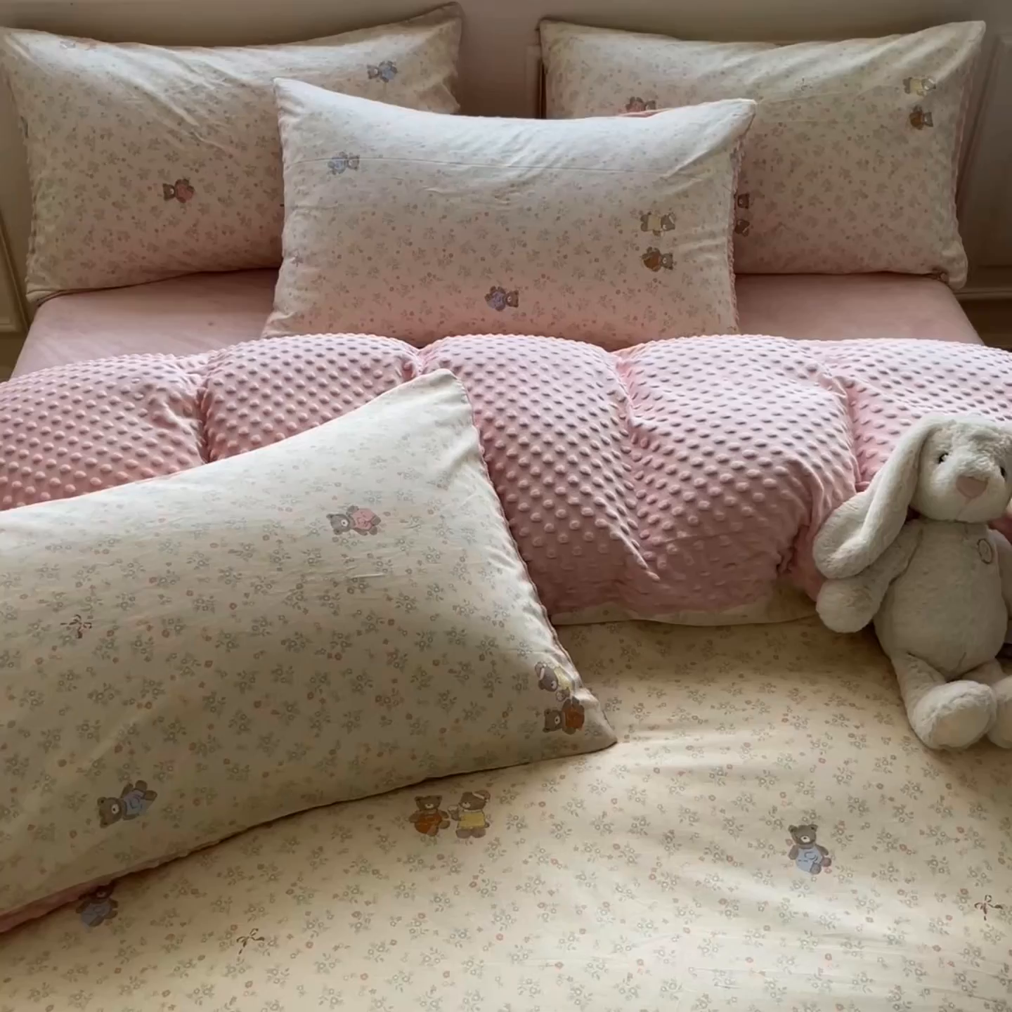 91家纺网 家纺一手货源 找家纺 麦伦家居 2025秋冬新品多功能床品全棉+豆豆绒四件套卡通小清新系列 清茶小熊
