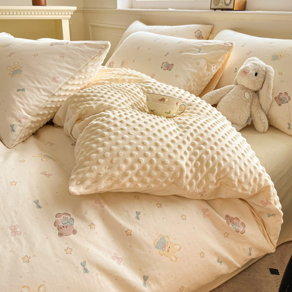 91家纺网 家纺一手货源 找家纺 麦伦家居 2025秋冬新品多功能床品全棉+豆豆绒四件套卡通小清新系列 童趣米