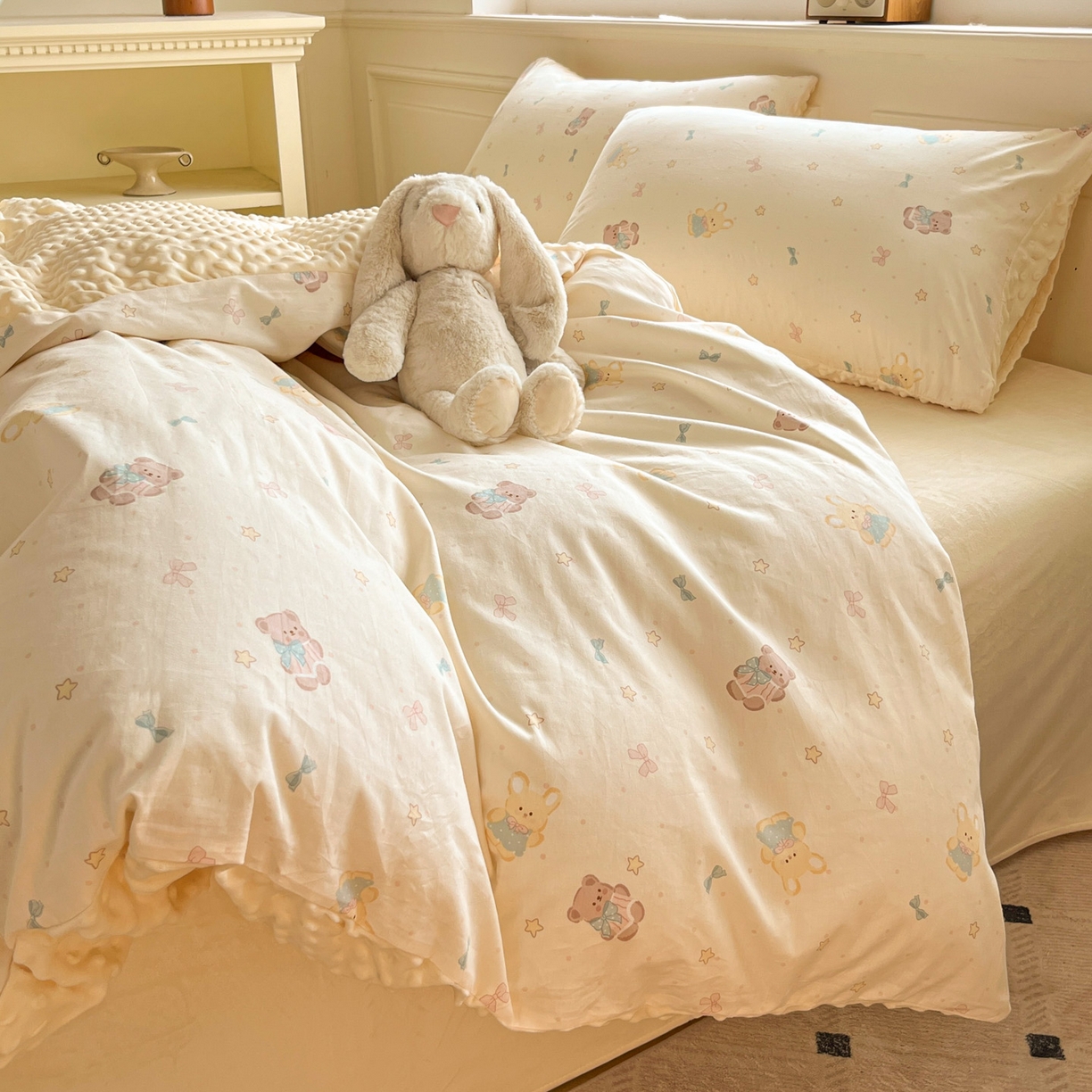 91家纺网 家纺一手货源 找家纺 麦伦家居 2025秋冬新品多功能床品全棉+豆豆绒四件套卡通小清新系列 童趣米