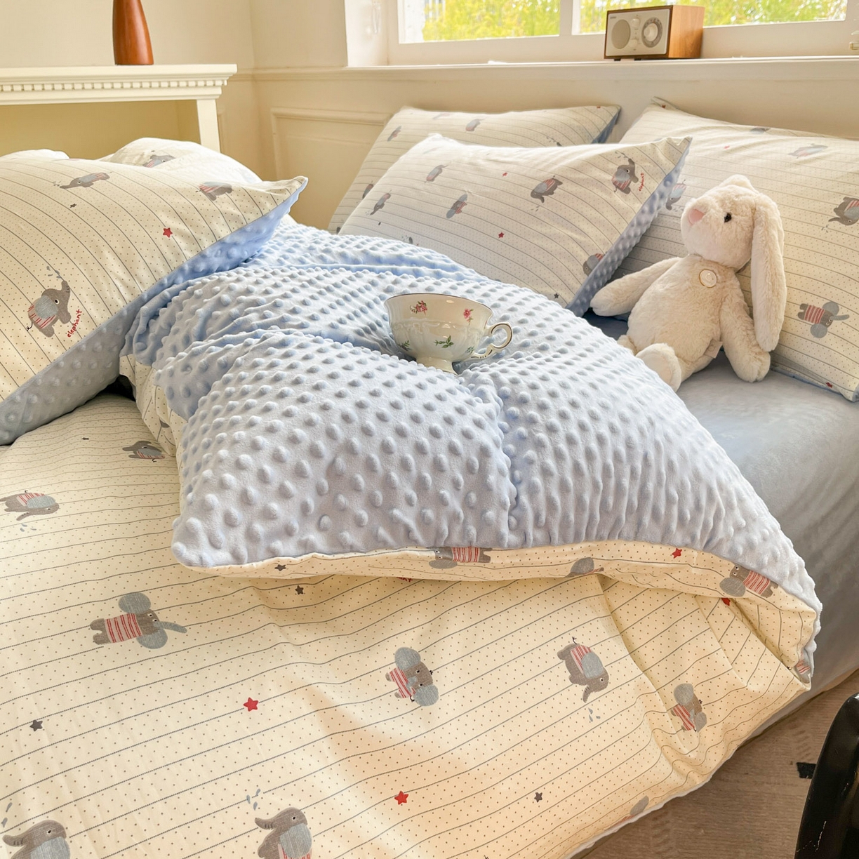 91家纺网 家纺一手货源 找家纺 麦伦家居 2025秋冬新品多功能床品全棉+豆豆绒四件套卡通小清新系列 星星小象蓝