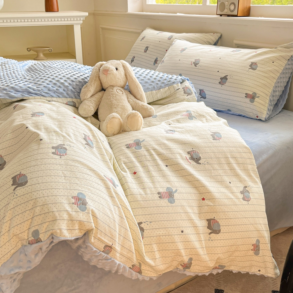 91家纺网 家纺一手货源 找家纺 麦伦家居 2025秋冬新品多功能床品全棉+豆豆绒四件套卡通小清新系列 星星小象蓝