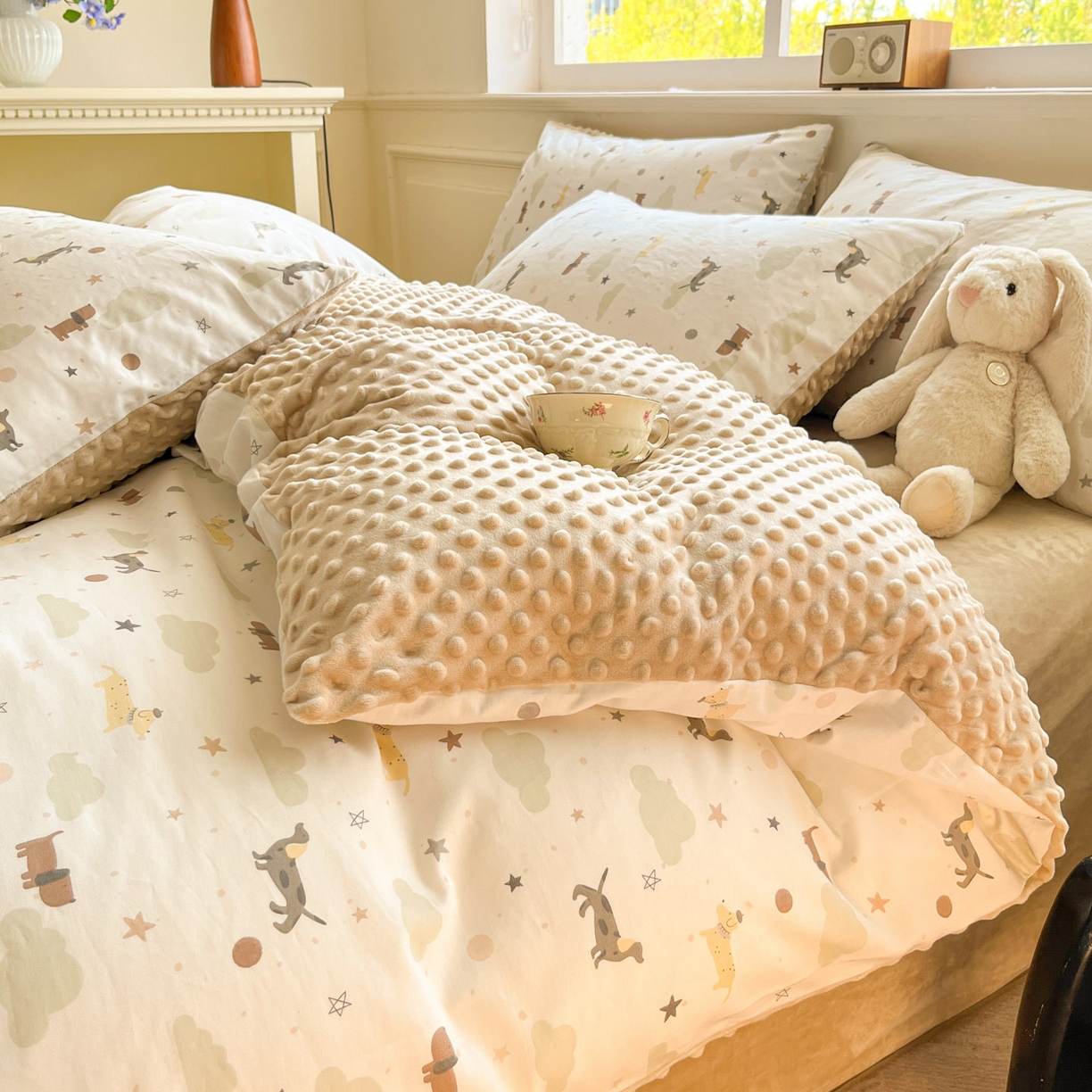 91家纺网 家纺一手货源 找家纺 麦伦家居 2025秋冬新品多功能床品全棉+豆豆绒四件套卡通小清新系列 云朵腊肠狗