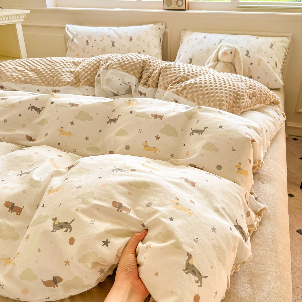 91家纺网 家纺一手货源 找家纺 麦伦家居 2025秋冬新品多功能床品全棉+豆豆绒四件套卡通小清新系列 云朵腊肠狗