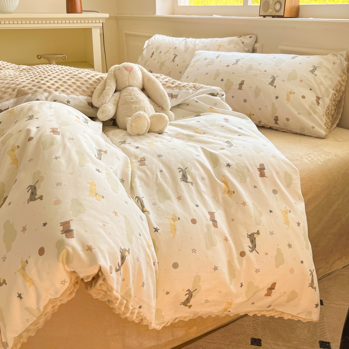 91家纺网 家纺一手货源 找家纺 麦伦家居 2025秋冬新品多功能床品全棉+豆豆绒四件套卡通小清新系列 云朵腊肠狗