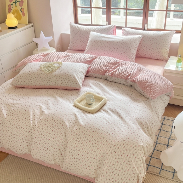 91家纺网 家纺一手货源 找家纺 麦伦家居 2025秋冬新品多功能床品全棉+豆豆绒四件套卡通小清新系列 粉色玫瑰