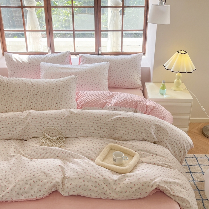 91家纺网 家纺一手货源 找家纺 麦伦家居 2025秋冬新品多功能床品全棉+豆豆绒四件套卡通小清新系列 粉色玫瑰