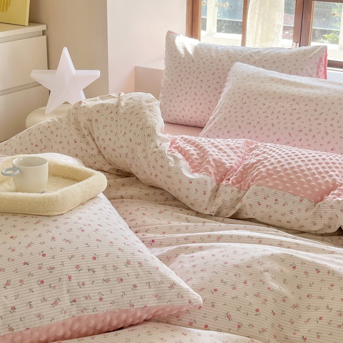 91家纺网 家纺一手货源 找家纺 麦伦家居 2025秋冬新品多功能床品全棉+豆豆绒四件套卡通小清新系列 粉色玫瑰