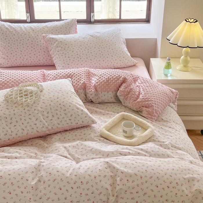 91家纺网 家纺一手货源 找家纺 麦伦家居 2025秋冬新品多功能床品全棉+豆豆绒四件套卡通小清新系列 粉色玫瑰