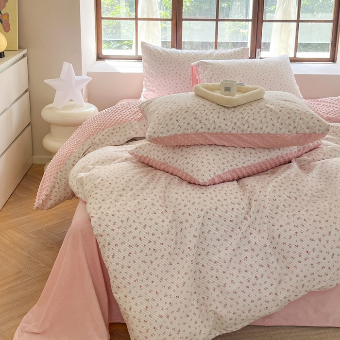 91家纺网 家纺一手货源 找家纺 麦伦家居 2025秋冬新品多功能床品全棉+豆豆绒四件套卡通小清新系列 粉色玫瑰