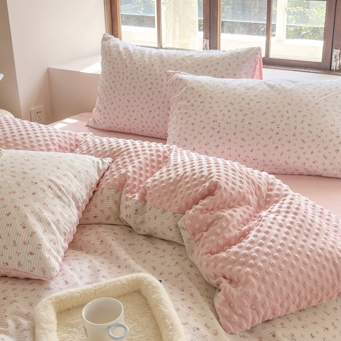 91家纺网 家纺一手货源 找家纺 麦伦家居 2025秋冬新品多功能床品全棉+豆豆绒四件套卡通小清新系列 粉色玫瑰