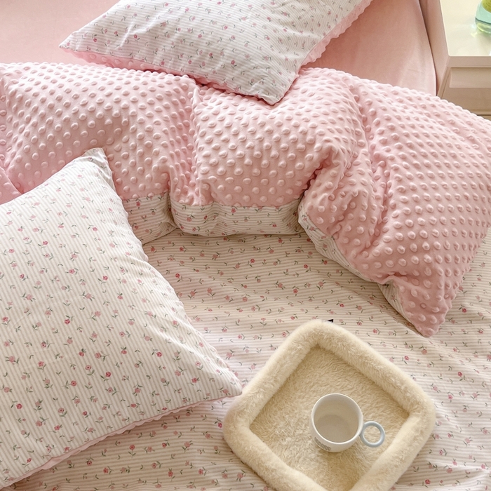 91家纺网 家纺一手货源 找家纺 麦伦家居 2025秋冬新品多功能床品全棉+豆豆绒四件套卡通小清新系列 粉色玫瑰