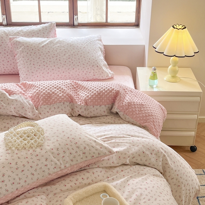 91家纺网 家纺一手货源 找家纺 麦伦家居 2025秋冬新品多功能床品全棉+豆豆绒四件套卡通小清新系列 粉色玫瑰
