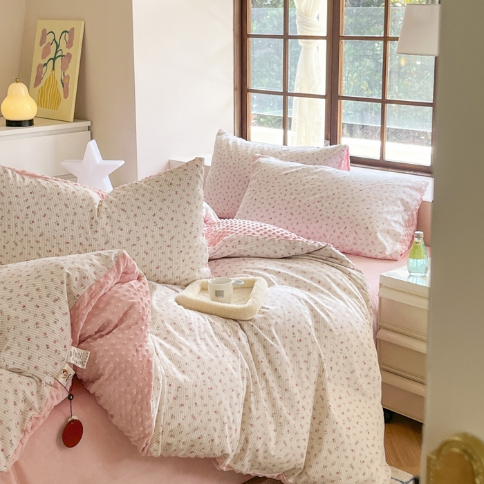 91家纺网 家纺一手货源 找家纺 麦伦家居 2025秋冬新品多功能床品全棉+豆豆绒四件套卡通小清新系列 粉色玫瑰