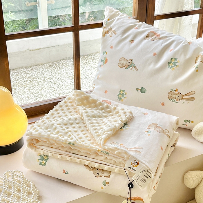 91家纺网 家纺一手货源 找家纺 麦伦家居 2025秋冬新品多功能床品全棉+豆豆绒四件套卡通小清新系列 可爱小兔-米黄