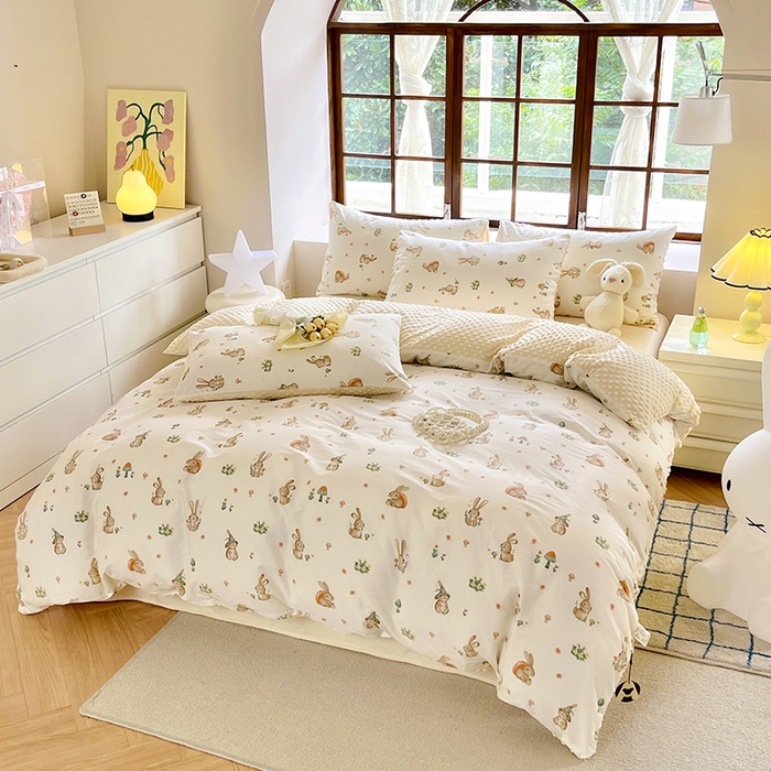 91家纺网 家纺一手货源 找家纺 麦伦家居 2025秋冬新品多功能床品全棉+豆豆绒四件套卡通小清新系列 可爱小兔-米黄
