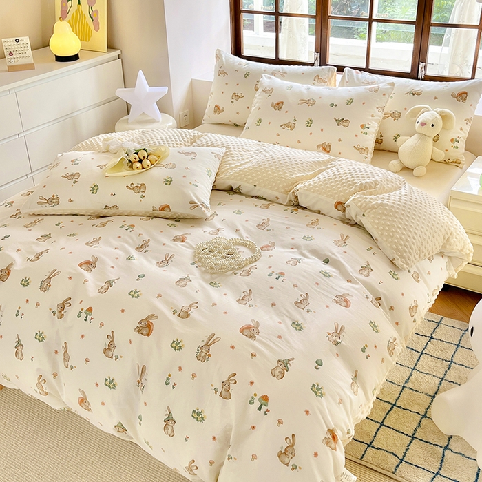 91家纺网 家纺一手货源 找家纺 麦伦家居 2025秋冬新品多功能床品全棉+豆豆绒四件套卡通小清新系列 可爱小兔-米黄