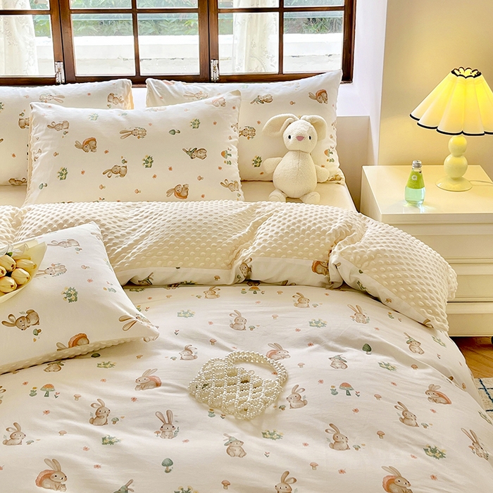 91家纺网 家纺一手货源 找家纺 麦伦家居 2025秋冬新品多功能床品全棉+豆豆绒四件套卡通小清新系列 可爱小兔-米黄