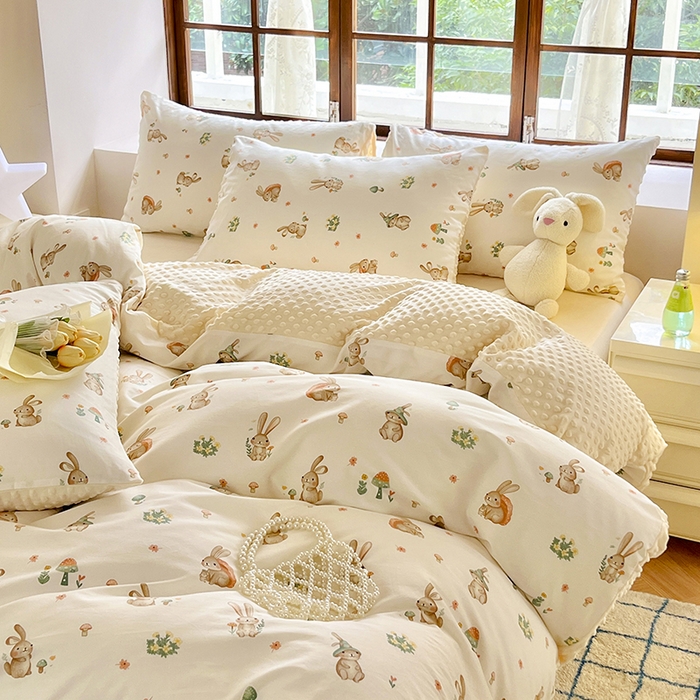 91家纺网 家纺一手货源 找家纺 麦伦家居 2025秋冬新品多功能床品全棉+豆豆绒四件套卡通小清新系列 可爱小兔-米黄