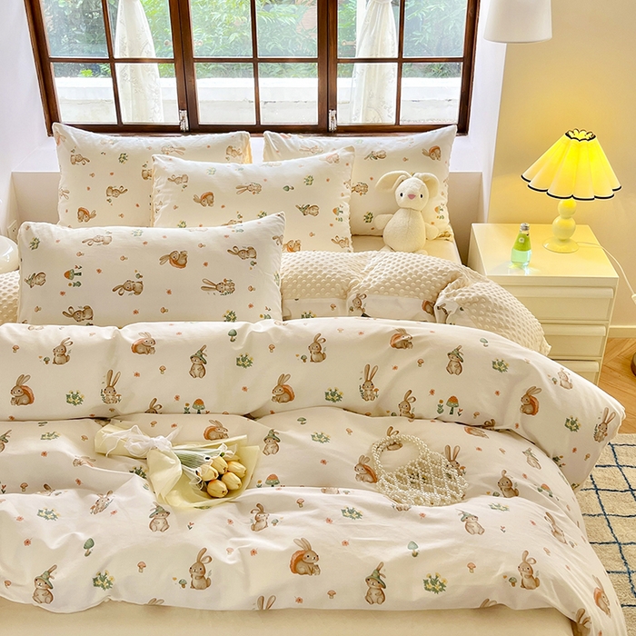 91家纺网 家纺一手货源 找家纺 麦伦家居 2025秋冬新品多功能床品全棉+豆豆绒四件套卡通小清新系列 可爱小兔-米黄