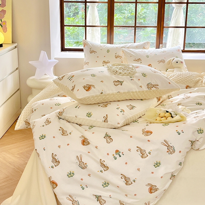 91家纺网 家纺一手货源 找家纺 麦伦家居 2025秋冬新品多功能床品全棉+豆豆绒四件套卡通小清新系列 可爱小兔-米黄