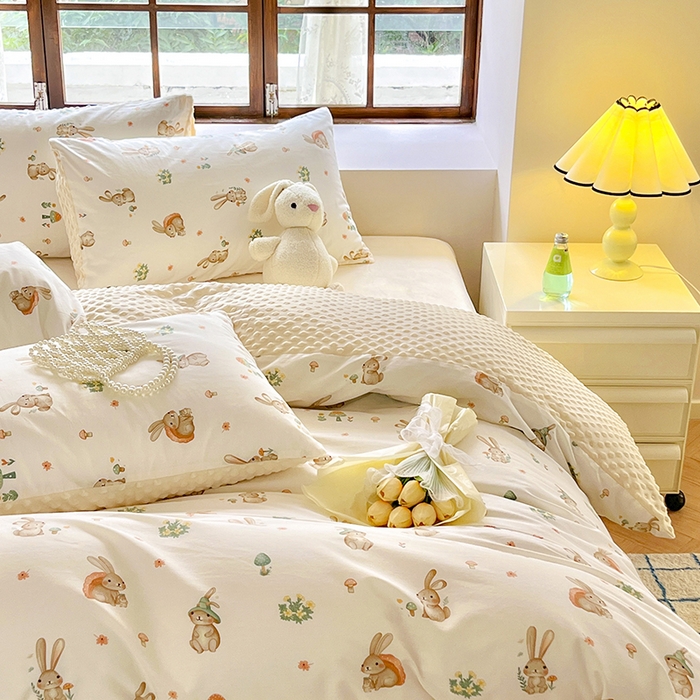 91家纺网 家纺一手货源 找家纺 麦伦家居 2025秋冬新品多功能床品全棉+豆豆绒四件套卡通小清新系列 可爱小兔-米黄
