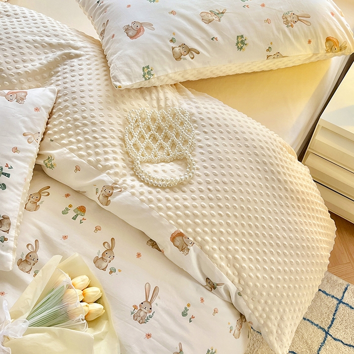 91家纺网 家纺一手货源 找家纺 麦伦家居 2025秋冬新品多功能床品全棉+豆豆绒四件套卡通小清新系列 可爱小兔-米黄