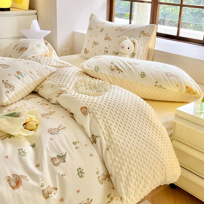 91家纺网 家纺一手货源 找家纺 麦伦家居 2025秋冬新品多功能床品全棉+豆豆绒四件套卡通小清新系列 可爱小兔-米黄