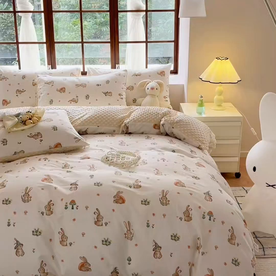 91家纺网 家纺一手货源 找家纺 麦伦家居 2025秋冬新品多功能床品全棉+豆豆绒四件套卡通小清新系列 可爱小兔-米黄