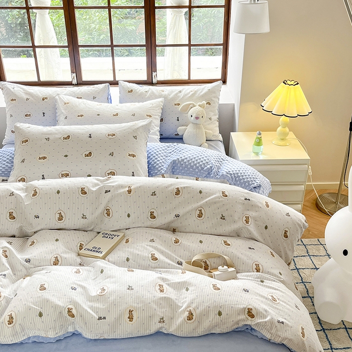 91家纺网 家纺一手货源 找家纺 麦伦家居 2025秋冬新品多功能床品全棉+豆豆绒四件套卡通小清新系列 木马小熊蓝