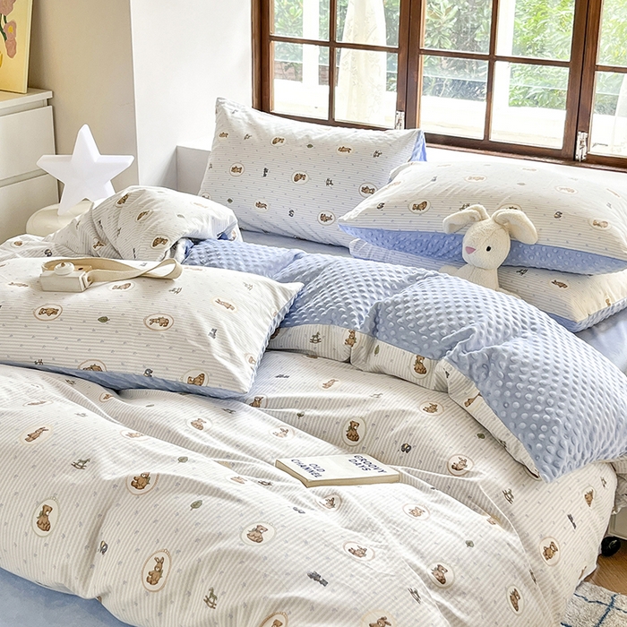 91家纺网 家纺一手货源 找家纺 麦伦家居 2025秋冬新品多功能床品全棉+豆豆绒四件套卡通小清新系列 木马小熊蓝
